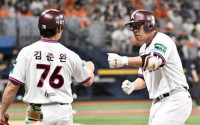 친정 앞에서 3안타 폭발…안치홍, 한화 울린 맹타 후반기, 더 많이 이겨야 한다